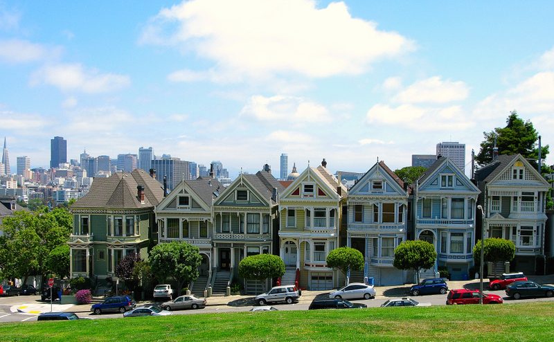 Victorian Houses the Seven Sisters. Alamo Park in San Francisco