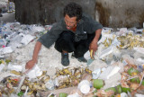 Vendita basura ,encontro una banana para mitigar su hambre