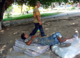 He have mattress but do not have home . Il ont le matelas mais n'ont pas � la maison