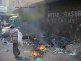 Fuego producido al encender droga en la basura