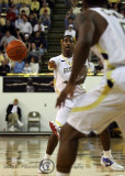 Jackets G Shumpert makes a pass to a teammate