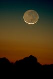 Nouvelle lune de 34hres, couleurs du crépuscule, mer de nuages