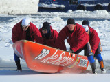 le canot glissant sur la glace blanche