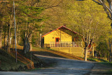 petit chalet jaune
