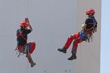 Deux pompiers montent rejoindre leurs camarades
