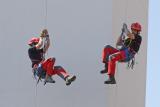 Deux pompiers montent rejoindre leurs camarades