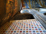 mur à carreaux dans la cathédrale