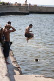 Niños bañándose en El Malecón