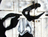 Les yeux noirs sur la porte de garage blanche