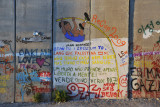 West Bank Separation Wall graffiti - Pole Vault, Lang Leve Palestina, Um Muro Não Prende, Apenas Liberta a Mente!