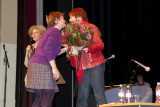 DSC_1877 Sofie De Graeve krijgt bloemen van Karin Jiroflé
