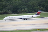 McDonnell Douglas MD-90 (N936DN)