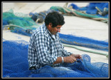 Pescador remendando red - Fisherman mending net