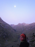 bon diaaaaaaaaaaaa!!! encara de nit, comencem a caminar. La lluna (que està ES-PEC-TA-CU-LAR ens ve a desitjar sort)