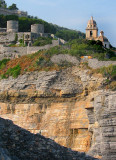 la falaise, l'église et le fort.