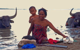 Washing under protection (Birma)