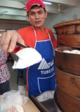 Serving steamed buns