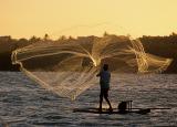 Pescador jogando a tarrafa em Barra Nova2, Cascavel
