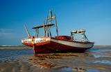 Barco na praia da caponga