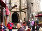 Pont-levis et porte donnant accès à la partie fortifié du village