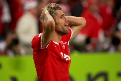 19 Valon Behrami fassungslos