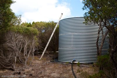 Gravity feed water tank