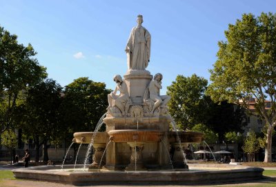 01_Nimes_Statue on the cell phone.jpg