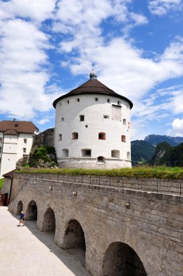 Kufstein_16_Viewing the tower from the courtyard.jpg