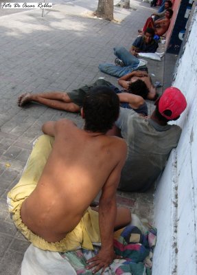 Esta imagen es muy comun en las esquinas de Barranquilla, indigentes  en grupos  grandes