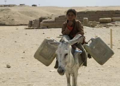 Girl carrying water at Giza.jpg