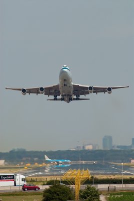 Take off Cathay Pacific Boeing 747