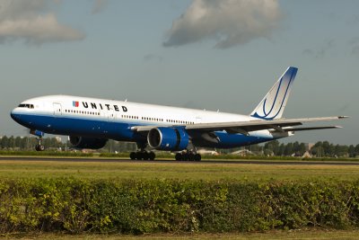 United Airlines Boeing 777-222 
