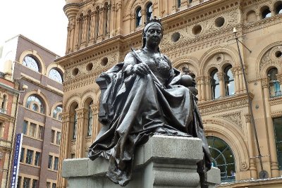Queen Victoria Statue P1000455.JPG