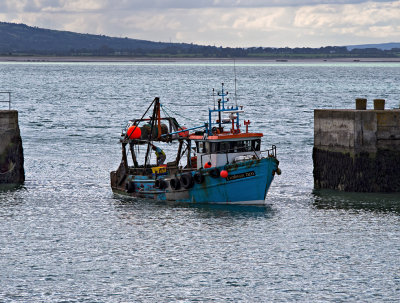 Faoilean Ban trawler enters Helvick Head Harbour