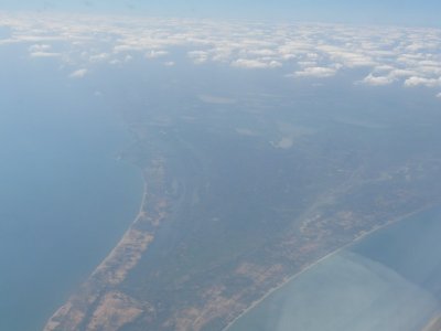 On aperçoit la terre indienne