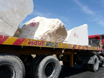 Camion transportant du marbre