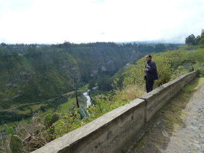 Tumbaco Driver Miguel looking for Giant Hummingbird