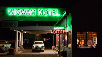 Wigwam Motel at night, Holbrook