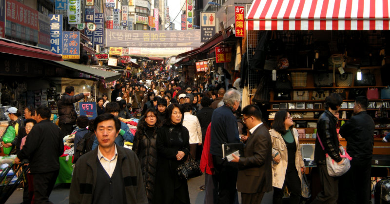 Throng at Namdaemun Market