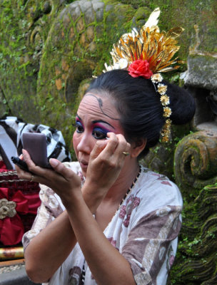 Balinese dancer painting up