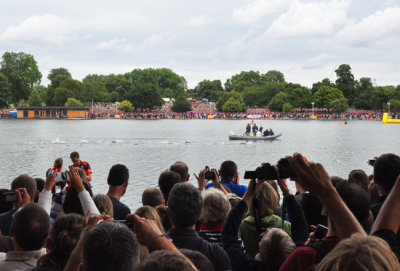 Crowds watching Mens Triathlon
