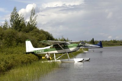 _DSC7376 Gilles qui attache son Cessna sur le bord de la riv Rupert.jpg