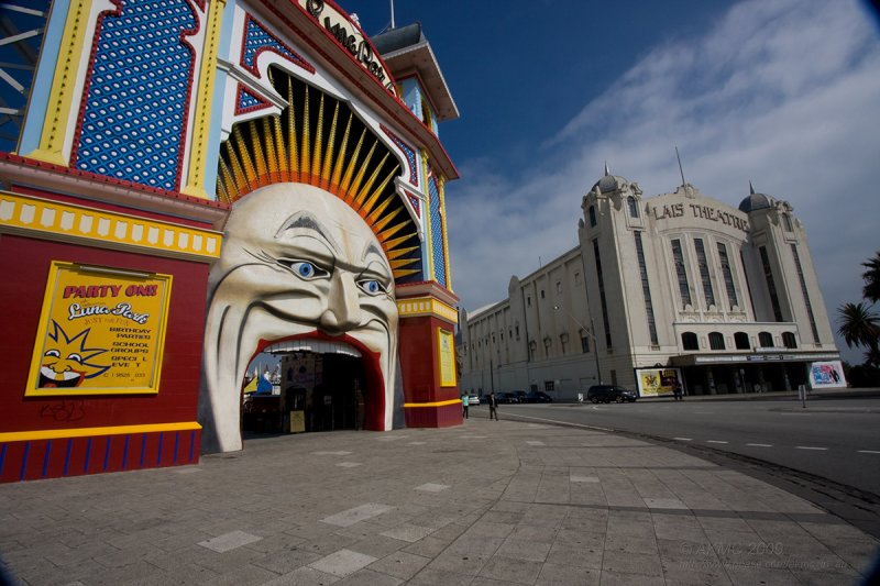 090411_1412_3646 14:12 Luna Park Vs The Palais Theatre