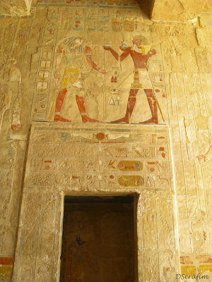 Pinturas e hierglifos nas paredes