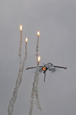 Demo F-16 met flares