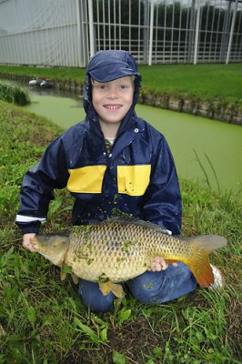 Stian met zijn eerste karper (55-56 cm)