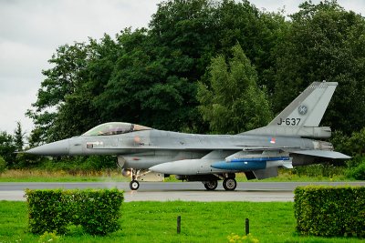 F-16 met grote (oefen)bom