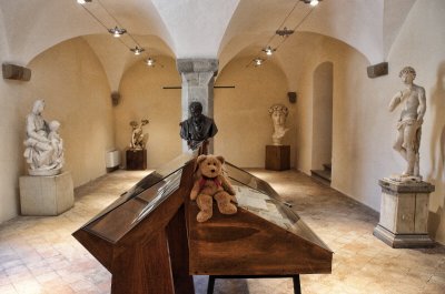 The museum in Michelangelo's birthplace is very interesting, but I feel hungry now...
