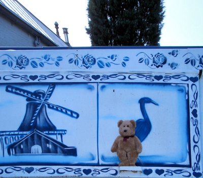 Wow, even the containers are decorated in Delft Blue style!
