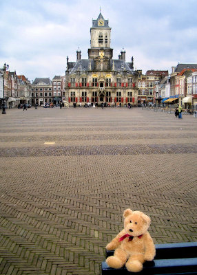 Behind me the beautiful townhall of Delft.